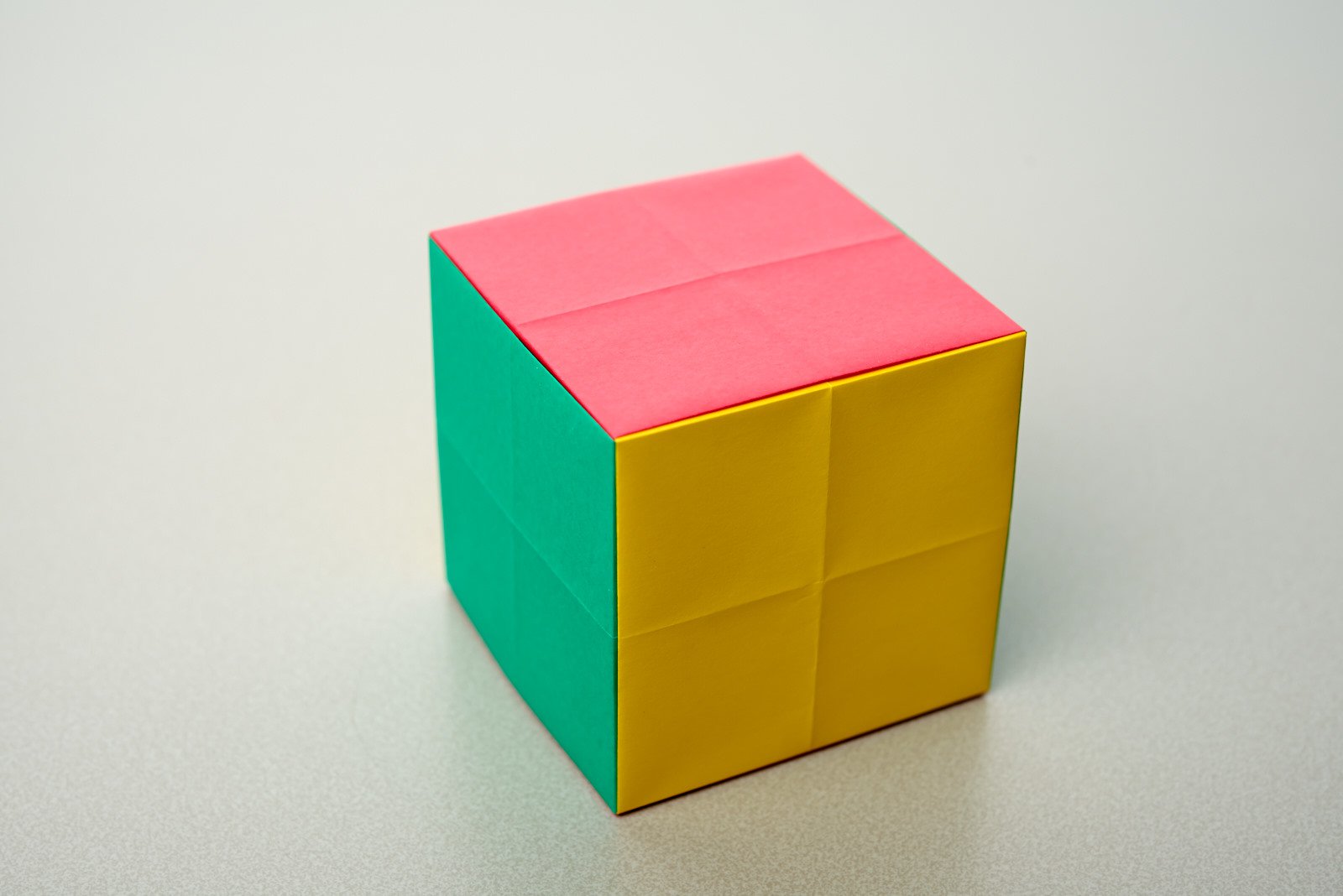 Самодельные кубы. Куб из бумаги. Куб из картона. Куб из цветного картона. Объемный кубик.